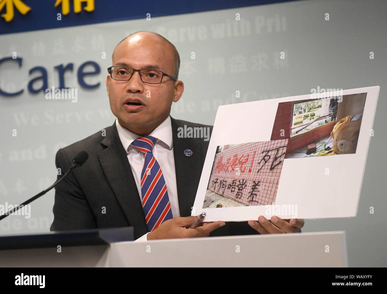 (190823) - HONGKONG, 23.08.2019 (Xinhua) - Swalikh Mohammed, Betriebsleiter der Cyber Sicherheit und Kriminalität Büro des Hong Kong Polizei, zeigt Zeugnisse der Drohungen gegen Hong Kong Polizei während einer Pressekonferenz in Hong Kong, South China, 22.08.2019. Die Hong Kong Polizei sagte am Donnerstag, dass die personenbezogenen Daten von insgesamt 1.614 Polizisten und ihre Familienmitglieder waren illegal online seit Juni bekannt gegeben. (Xinhua / Lu Hanxin) Stockfoto