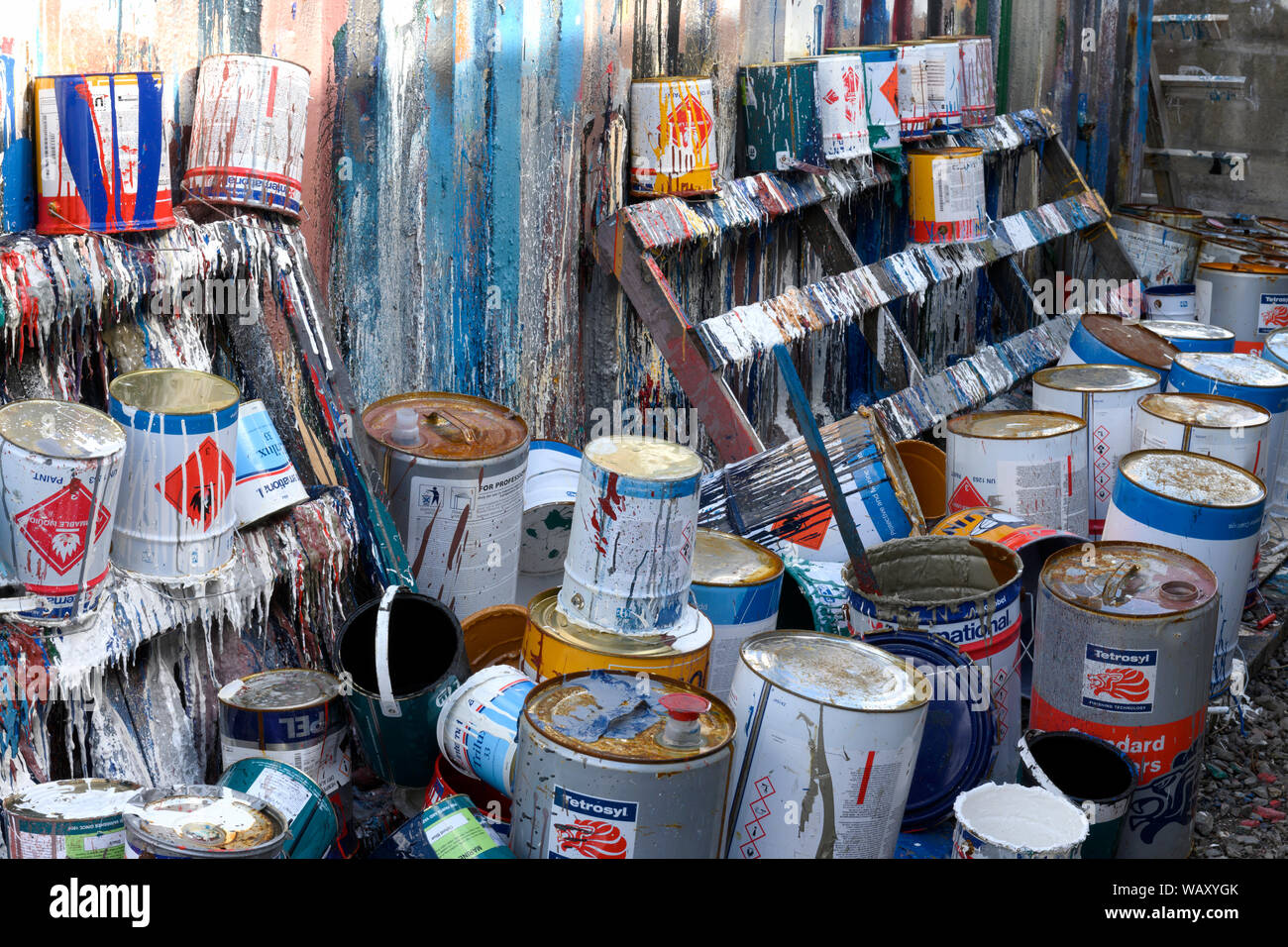 Verworfen Farbdose machen abstrakte Bilder am Hafen, MacDuff, Aberdeenshire, Schottland, Großbritannien Stockfoto