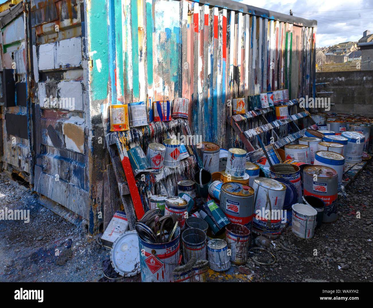 Verworfen Farbdose machen abstrakte Bilder am Hafen, MacDuff, Aberdeenshire, Schottland, Großbritannien Stockfoto