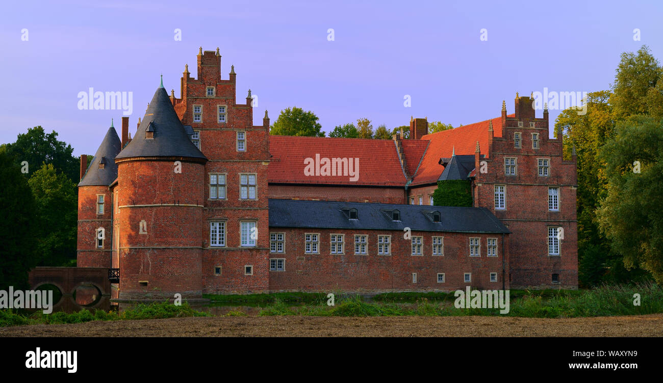 Schönen Herten Schloss, von der Abendsonne im August beleuchtet. Wasserschloss in Nordrhein-Westfalen, Deutschland. Stockfoto