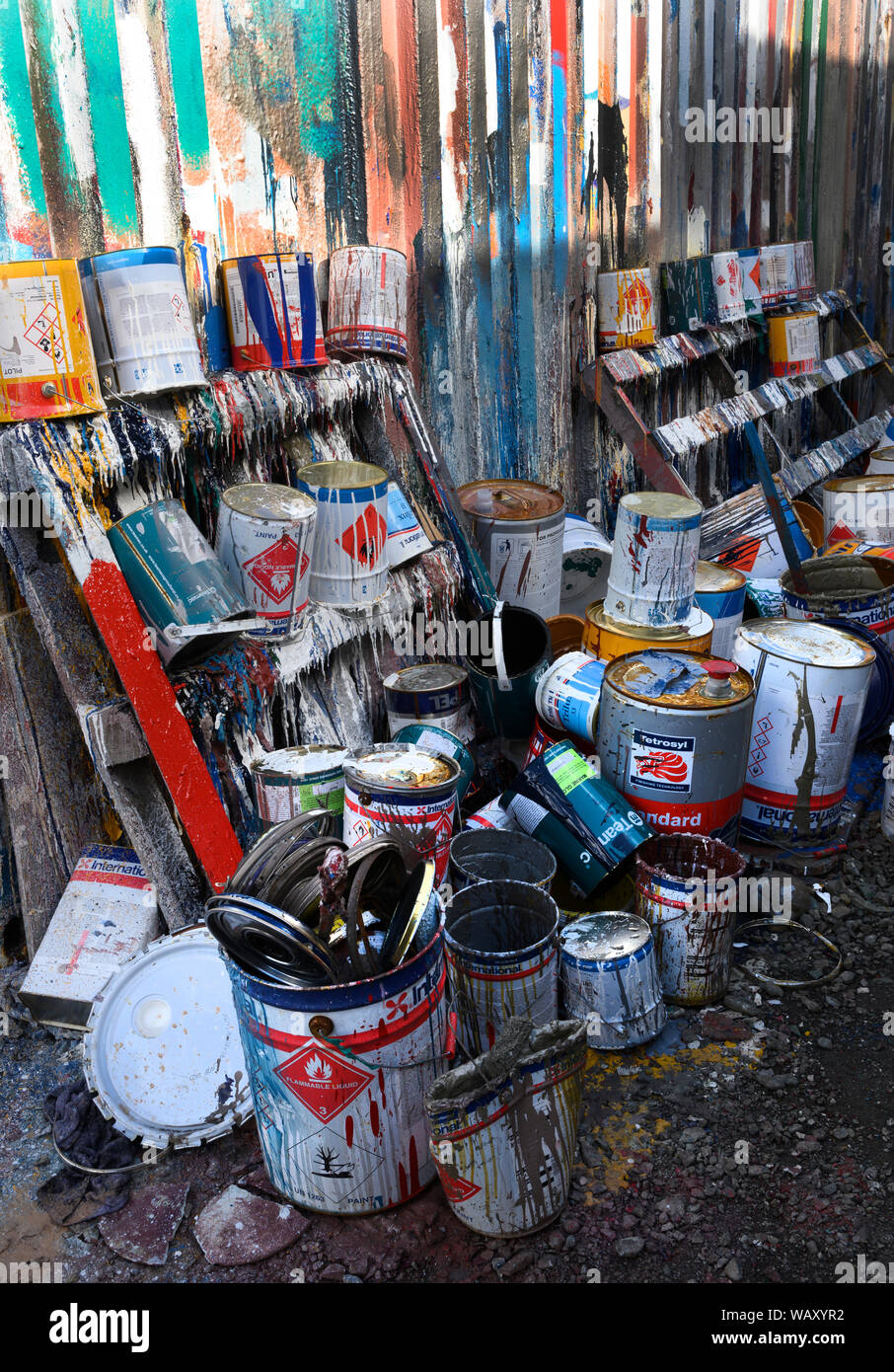 Verworfen Farbdose machen abstrakte Bilder am Hafen, MacDuff, Aberdeenshire, Schottland, Großbritannien Stockfoto