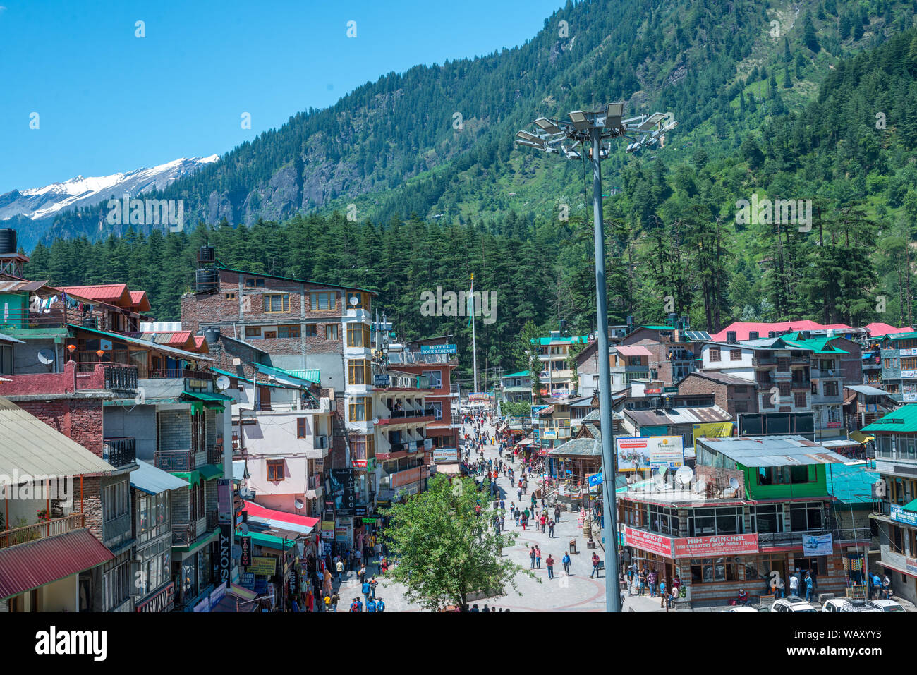 Kullu, Himachal Pradesh, Indien - 29. Mai 2019: Menschen Roaming auf der Mall Straße im Himalaya - Stockfoto