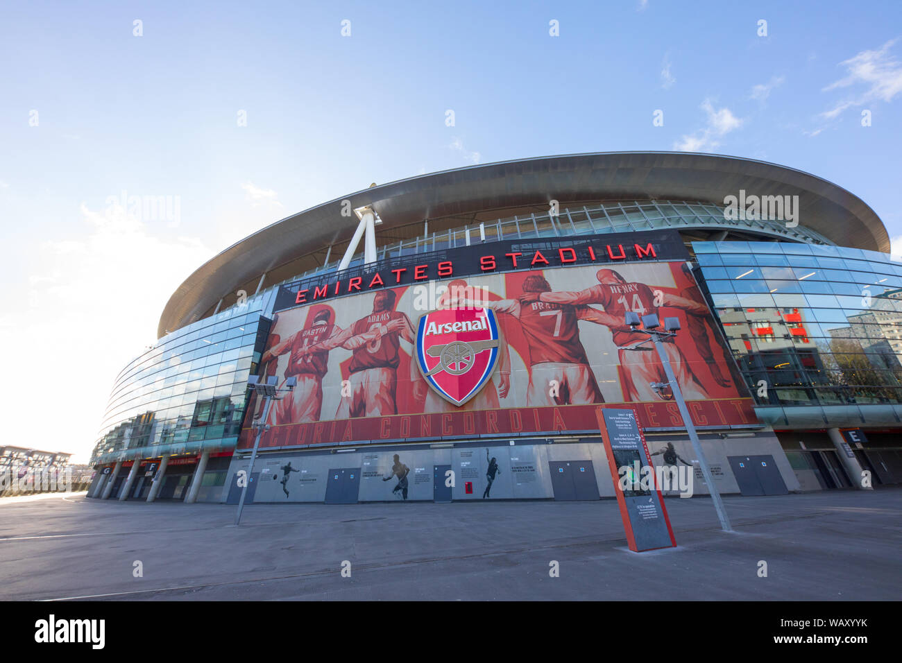 Besuchen vor der Emirates Stadium in London, Großbritannien mit der Arsenal waffenkammer oder Arsenal Shop und Ticket verkaufen. Stockfoto