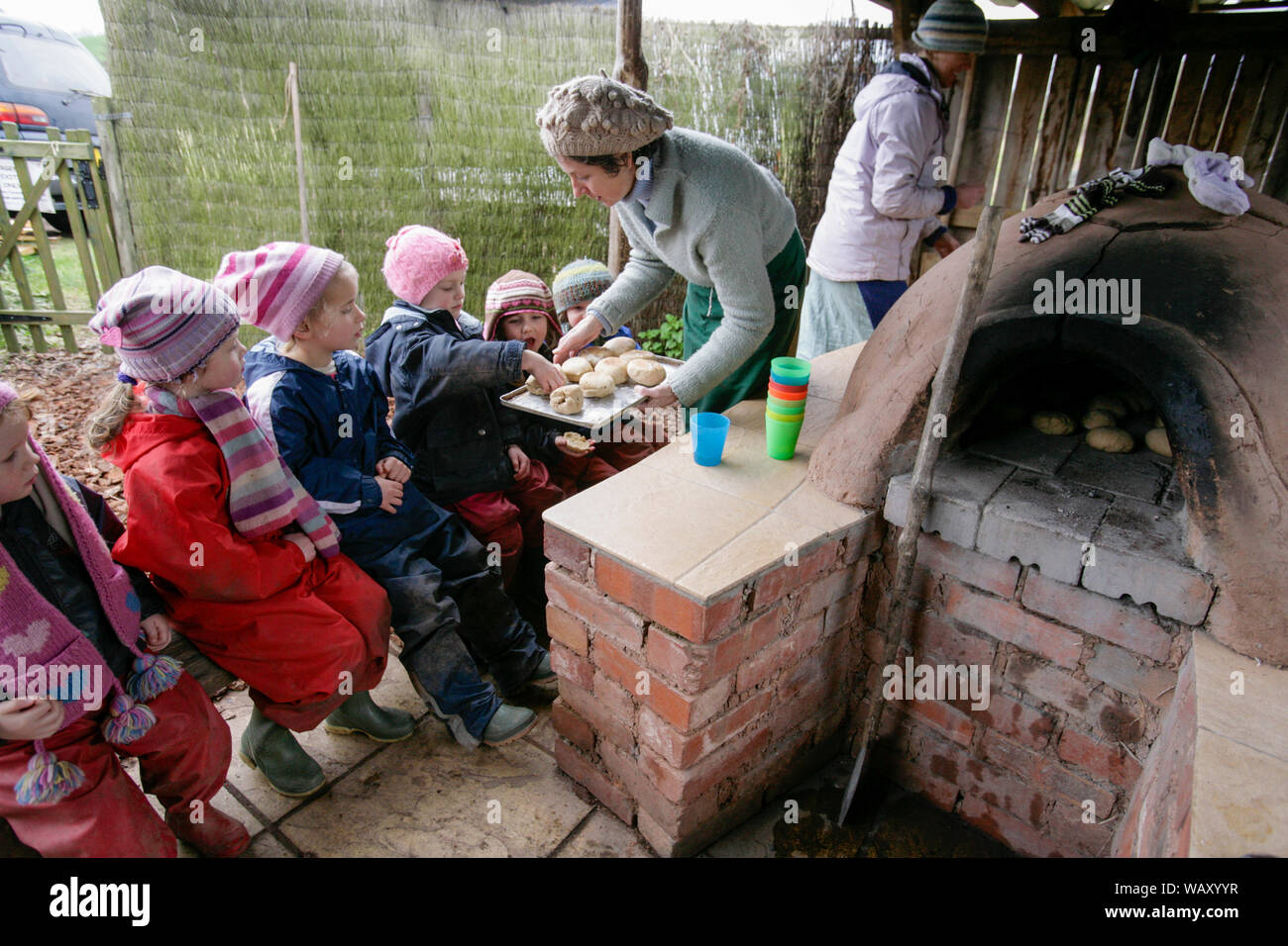 Schüler frisches Brot gebacken in einem Steinofen serviert im Waldorf Steiner Schule in Hereford, Großbritannien Stockfoto
