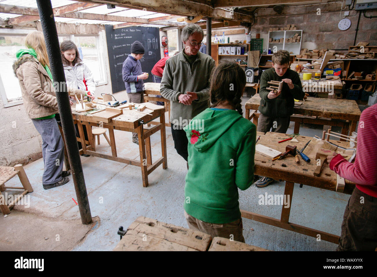 Schülerinnen und Schüler in einer Klasse Holzarbeiten im Waldorf Steiner Schule in Hereford, Großbritannien Stockfoto
