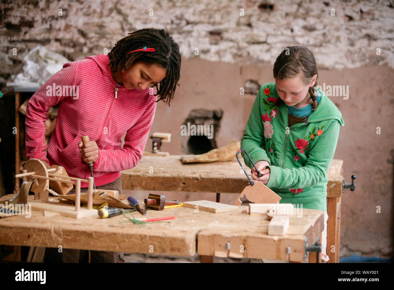 Schülerinnen und Schüler in einer Klasse Holzarbeiten im Waldorf Steiner Schule in Hereford, Großbritannien Stockfoto