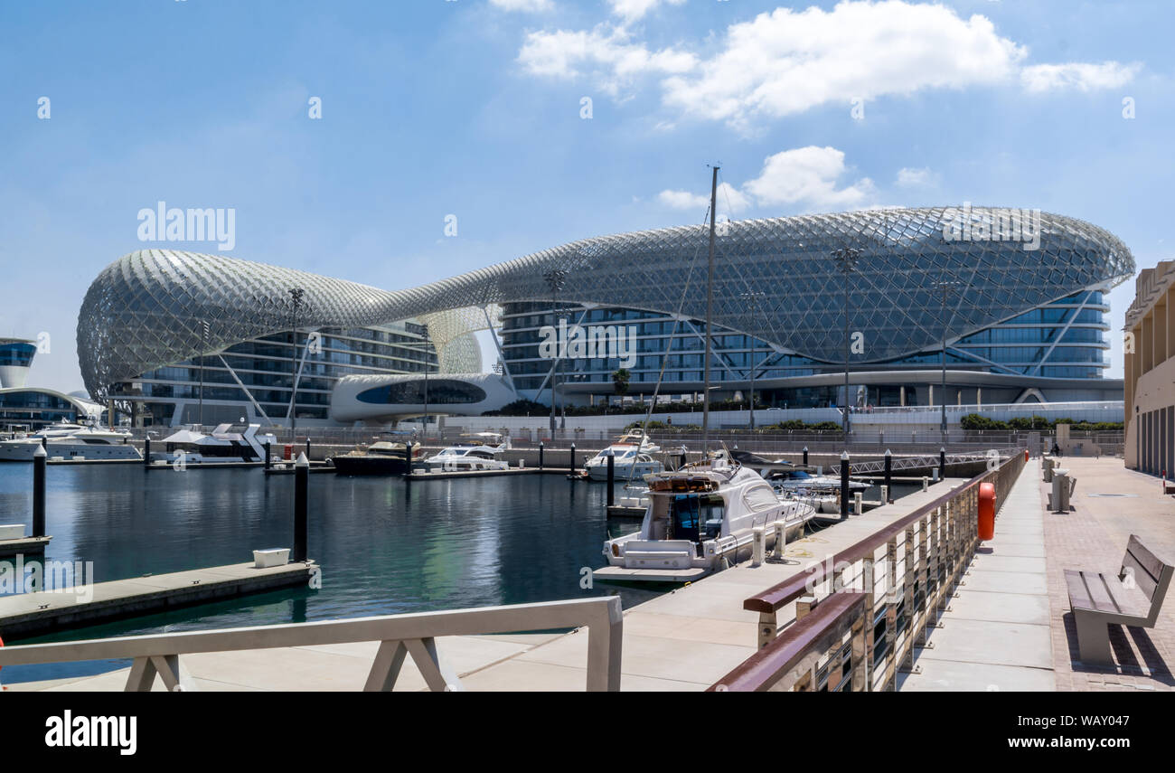 Yas Viceroy Hotel und Yas Marina Circuit, Abu Dhabi. Die berühmten Schaltung ist der Schauplatz für den Formel 1 Grand Prix und ist um zwei Hotels gebaut Stockfoto