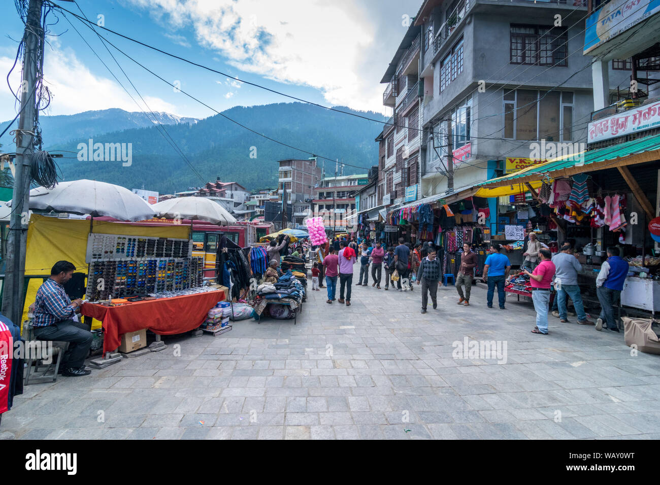 Kullu, Himachal Pradesh, Indien - 29. Mai 2019: Menschen Roaming auf der Mall Straße im Himalaya - Stockfoto