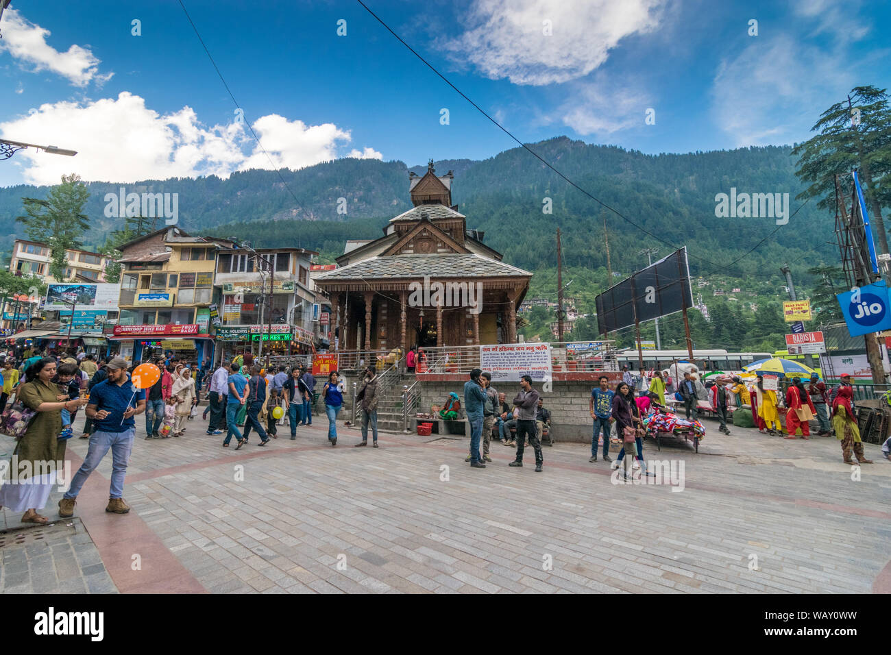 Kullu, Himachal Pradesh, Indien - 29. Mai 2019: Menschen Roaming auf der Mall Straße im Himalaya - Stockfoto