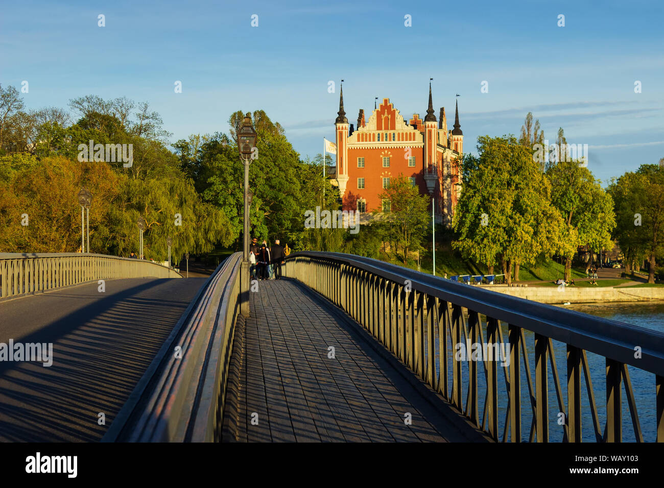 Insel Skeppsholmen Brücke (skeppsholmsbron) und Bergrummet Tido Sammlung von Spielzeug und Comics museum Gebäude umgeben von Grün. Stockholm, Schweden. Stockfoto