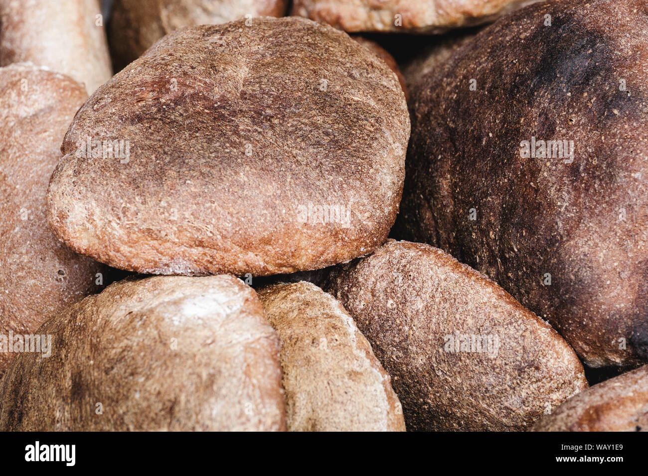 "Bolo de Farinha Integral", ein traditionelles hausgemachtes Brot von Santana, der Insel Madeira. Brot mit Vollkornmehl. Stockfoto