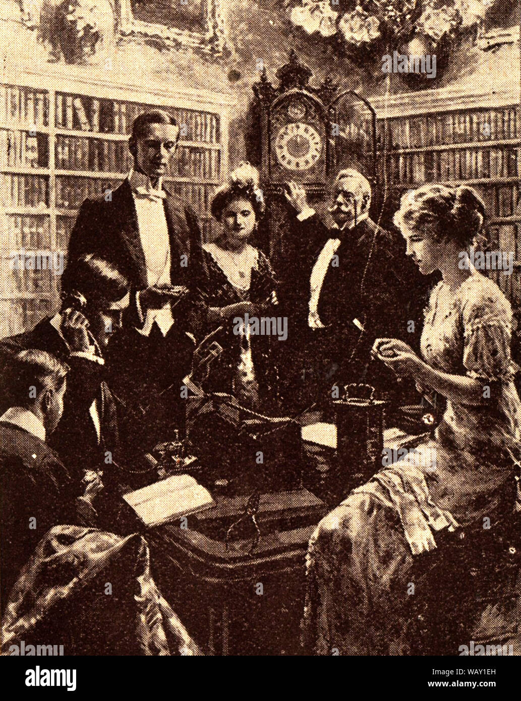 1913 - einem typischen britischen upper class Familie hören in einem Home-made-Funkempfänger in den frühen Tagen des Rundfunks Stockfoto