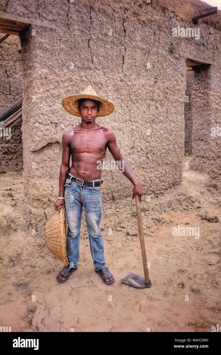 Chapai Nawabganj, Bangladesch, 2017. Ein Bauer hat vor seinem Haus rechts, bevor er seine Arbeit auf dem Feld stand. Stockfoto