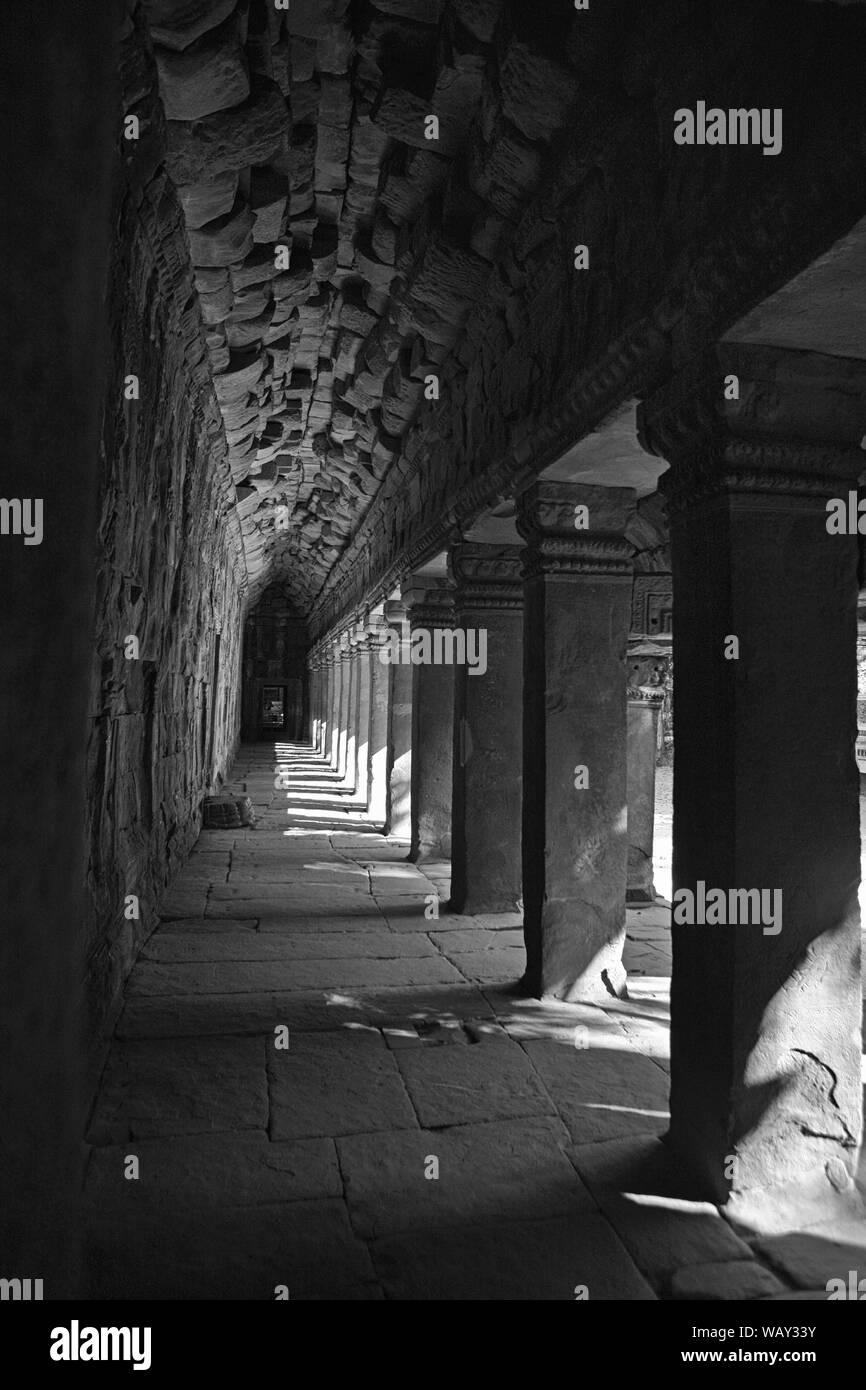 Licht und Schatten in der östlichen Galerie, dritten Gehäuse, Ta Prohm, Angkor, Siem Reap, Kambodscha. Schwarz und Weiss Stockfoto