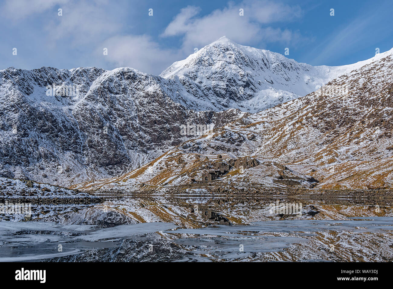 Mount Snowdon, Eisformationen in Llyn Llydaw und die verfallenen Gebäude der Britannia Kupfermine Snowdonia National Park North Wales UK Mar Stockfoto