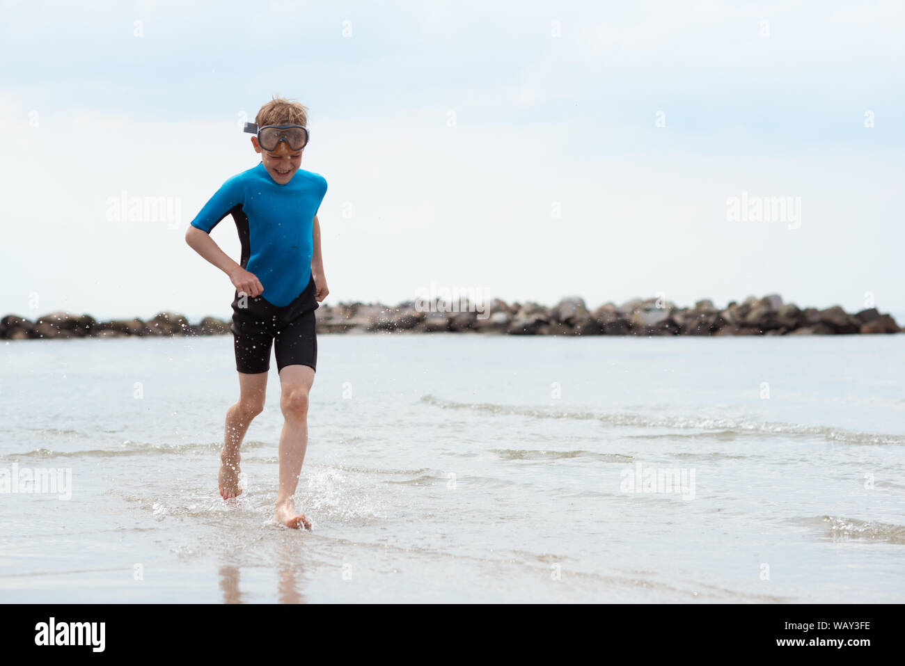 Stattliche jugendlich Junge in Neopren Badeanzug in der Ostsee  Stockfotografie - Alamy