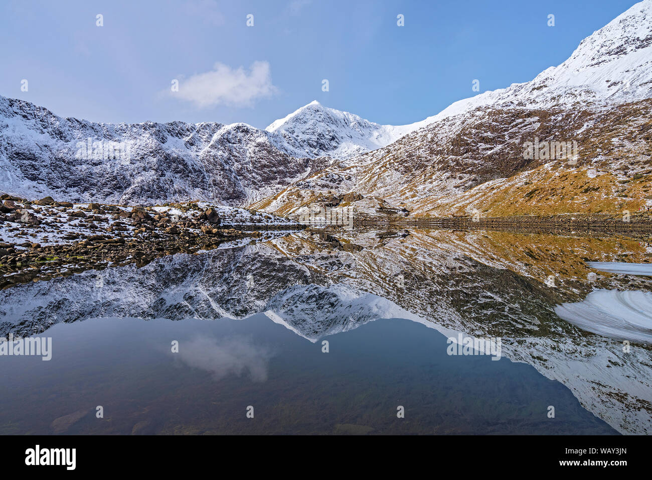Mount Snowdon nieder in Llyn Llydaw Snowdonia National Park North Wales UK März 2018 Stockfoto