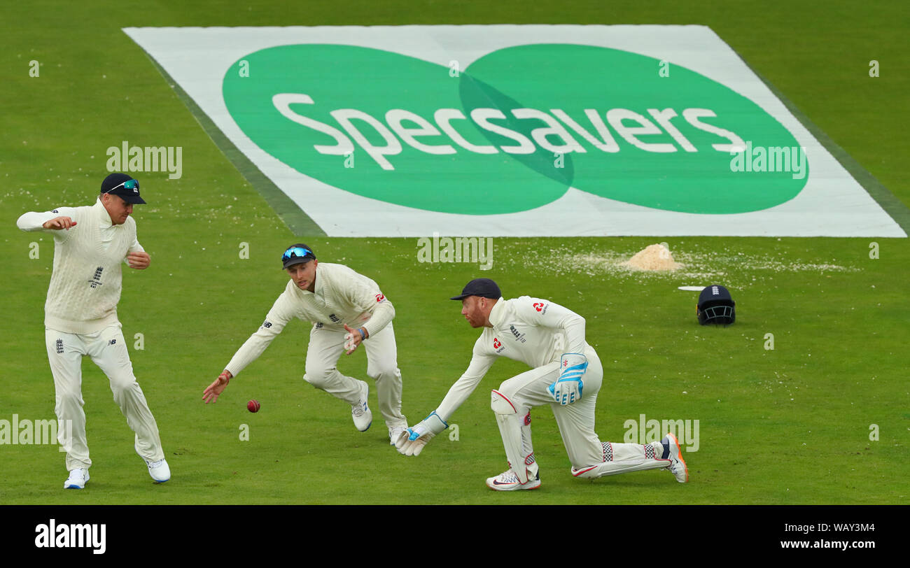 Leeds, Großbritannien. 22 Aug, 2019. Jason Roy, Joe Root, und Jonny Bairstow von England fail 4 byes während des Tages eine der 3 Specsavers Asche Test Match zu stoppen, bei Headingley Cricket Ground, Leeds, England. Credit: ESPA/Alamy leben Nachrichten Stockfoto