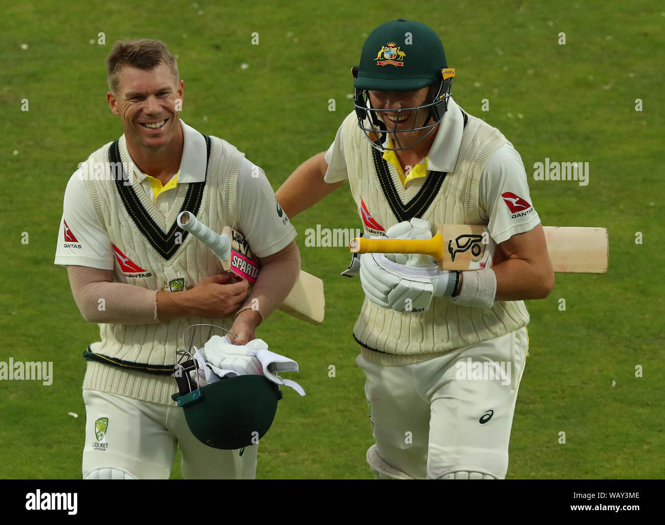 Leeds, Großbritannien. 22 Aug, 2019. Warum nicht Labuschagne, und David Warner von Australien geht weg nach schlechtem Licht spielen während des Tages eine der 3 Specsavers Asche Test Spiel abgebrochen, bei Headingley Cricket Ground, Leeds, England. Credit: ESPA/Alamy leben Nachrichten Stockfoto