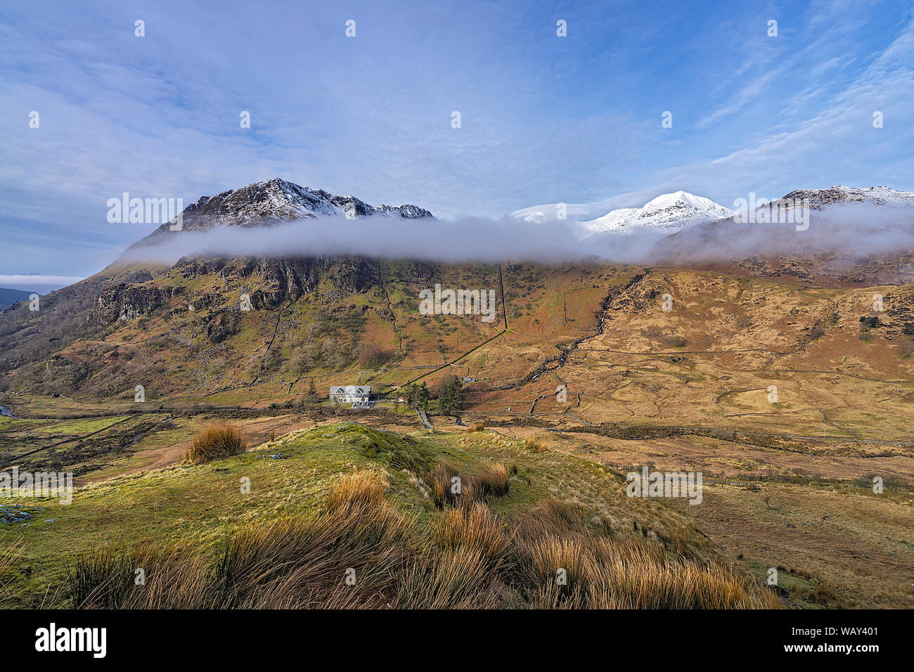 Pipeline von Llyn Llydaw auf Mount Snowdon zum Wasserkraftwerk in Glaslyn Tal Snowdonia National Park North Wales UK März 2018 Stockfoto