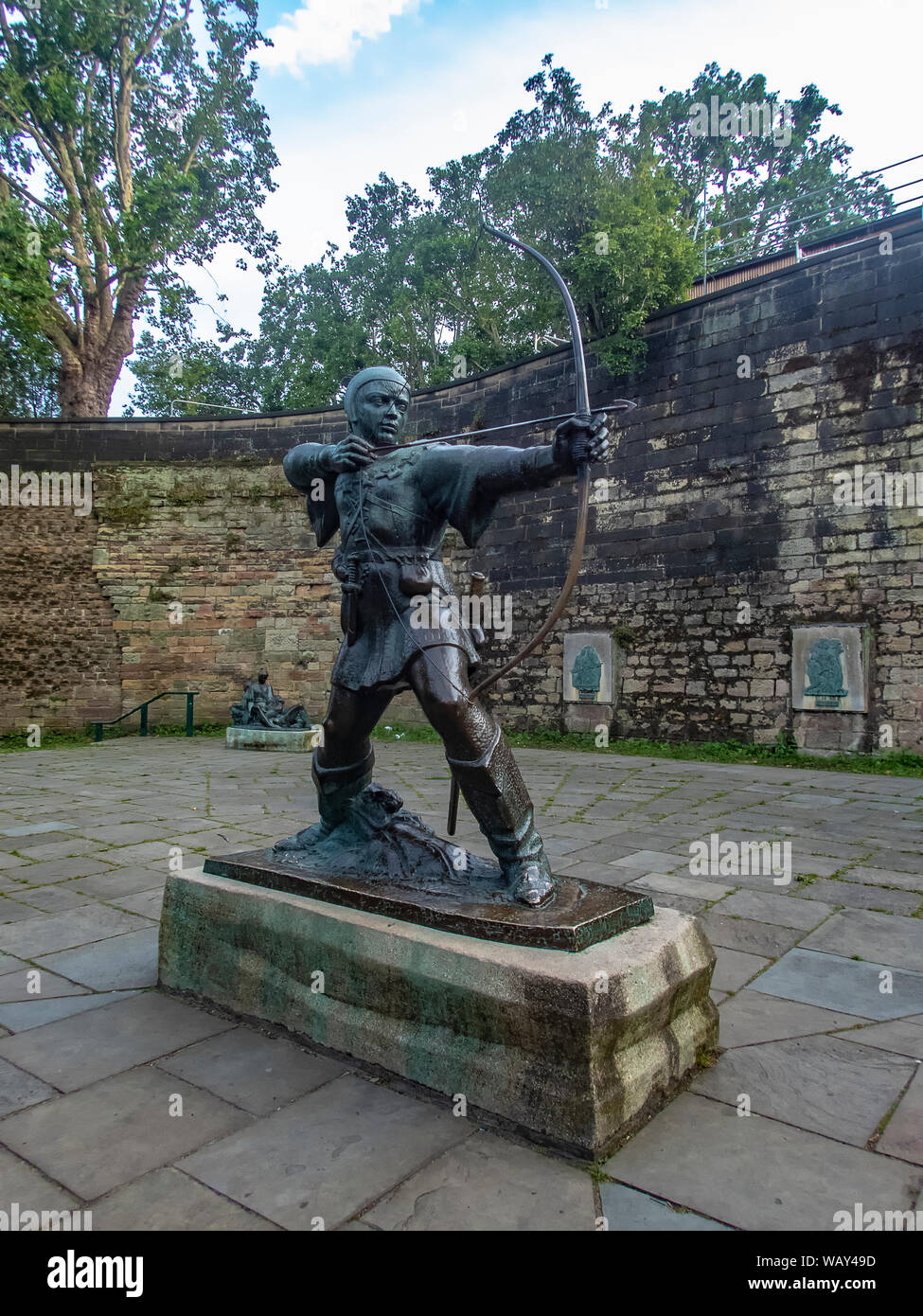 Statue von Robin Hood außerhalb der Mauern von Nottingham Castle in England Stockfoto