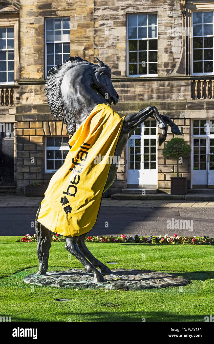 Betfair Livree auf einem Pferd Statue an Gosforth Park Race Course, Newcastle upon Tyne, UKbetfair Stockfoto