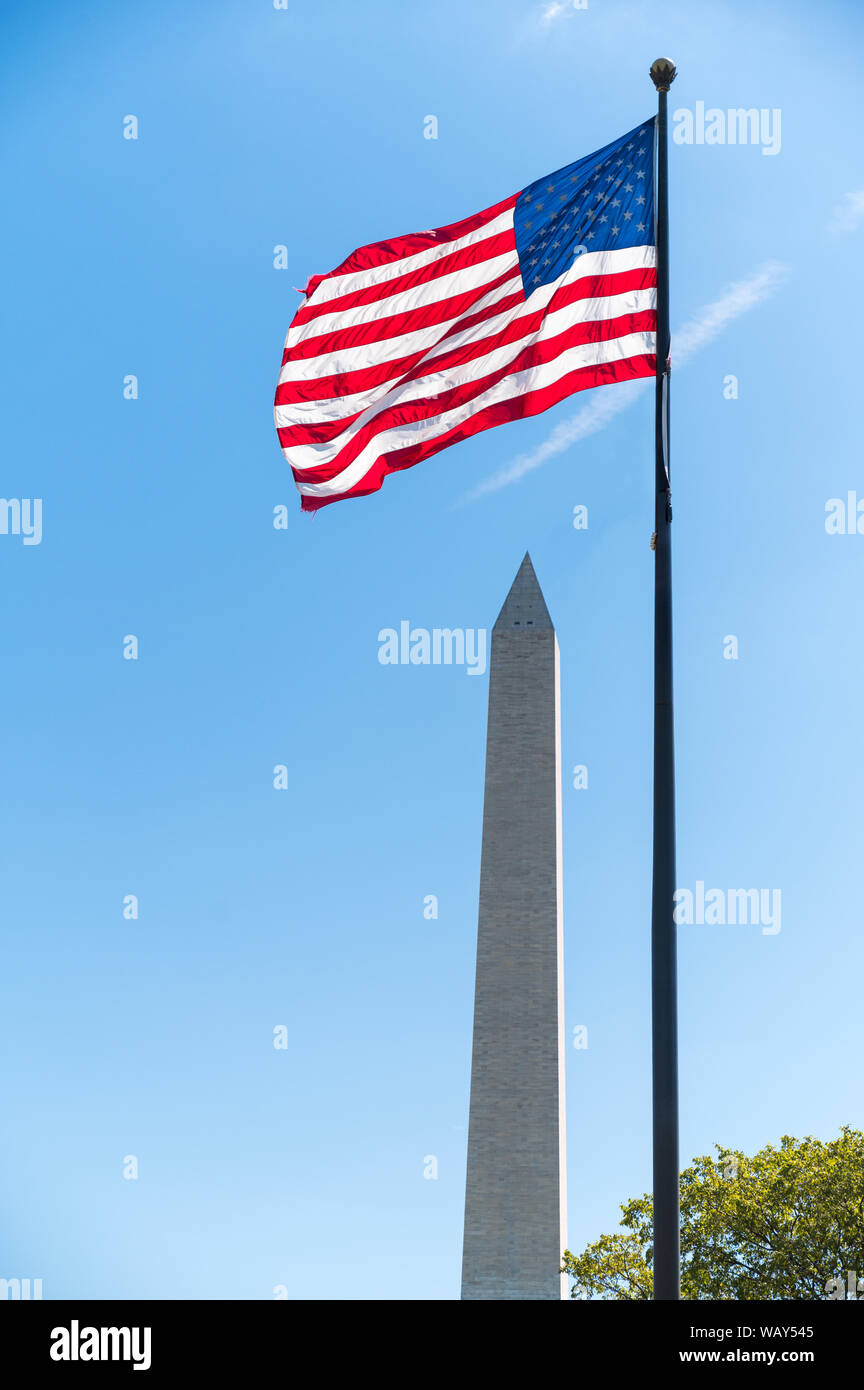 US-Flagge aus der Pole mit Washington Monument im Hintergrund Stockfoto