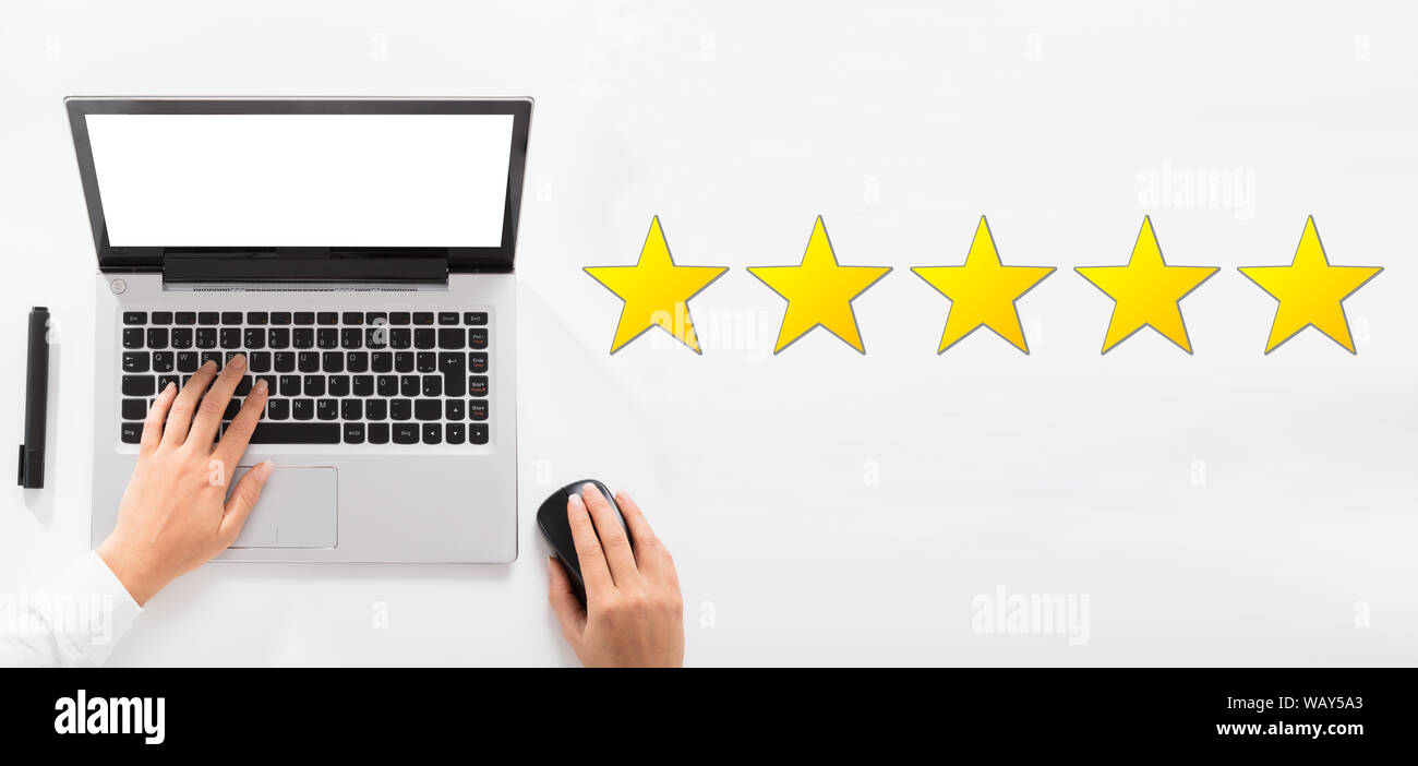 Einen erhöhten Blick auf die 5-Sterne Bewertung mit der Rezeption mit einem Laptop Stockfoto