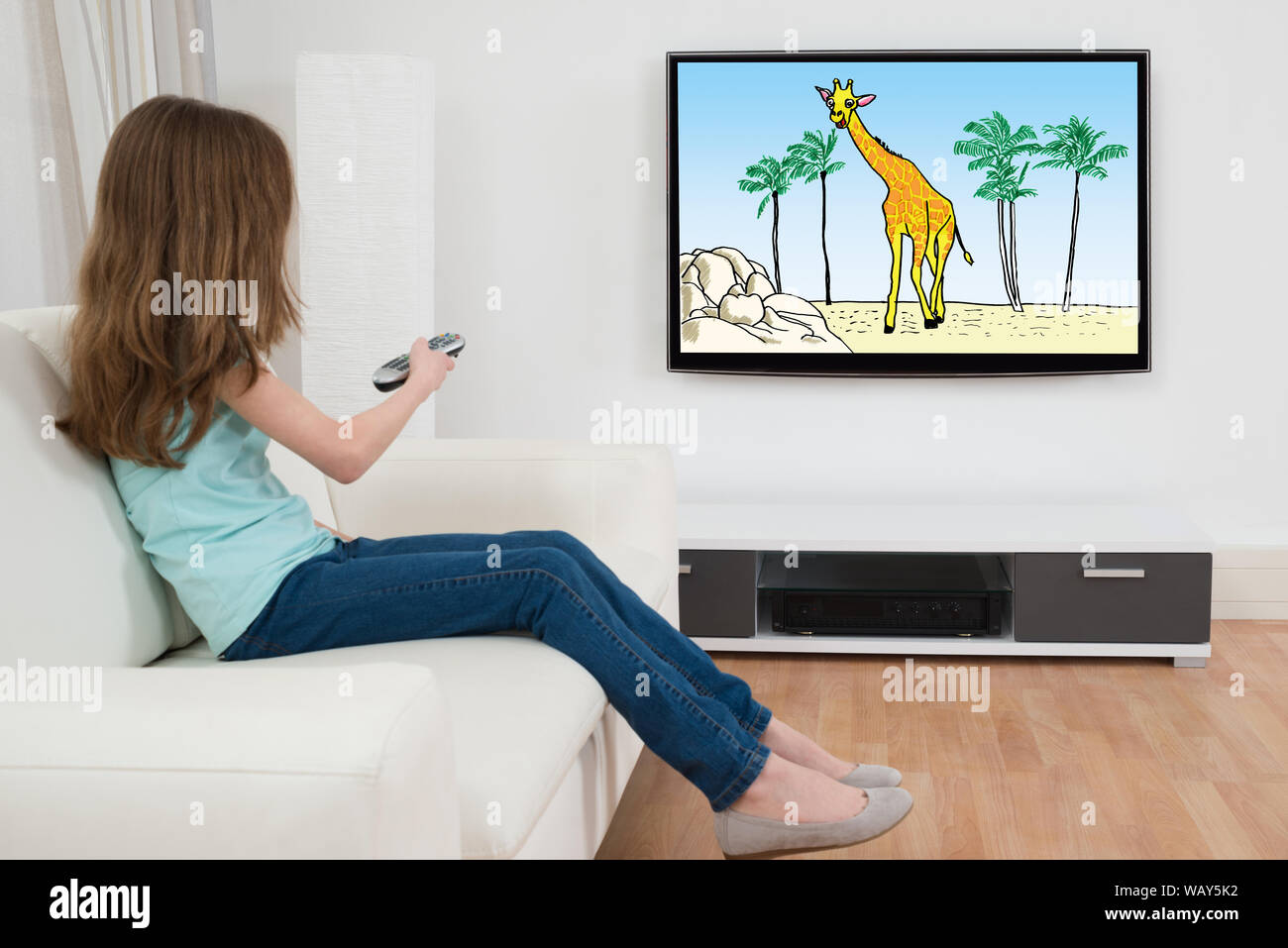 Kinder Schauen Fernsehen An Fotos Und Bildmaterial In Hoher Aufl sung kinder-schauen-fernsehen-an-fotos-und-bildmaterial-in-hoher-aufl-sung