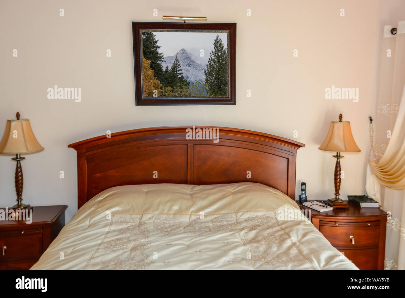 Schönes Schlafzimmer mit Tisch Scheinwerfer am Nachttisch neben dem Bett  Stockfotografie - Alamy