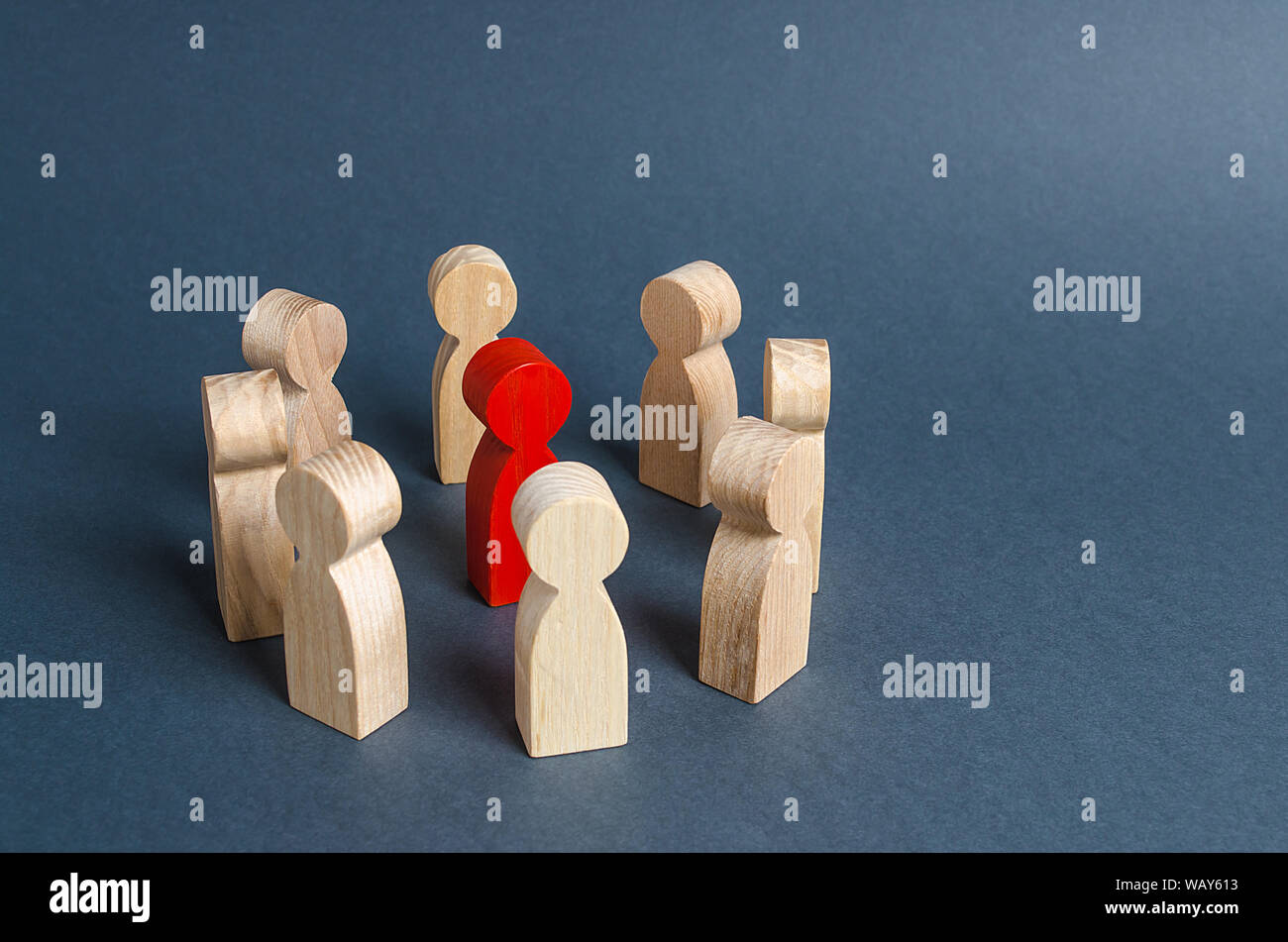 Rot der Abbildung durch einen Kreis von Menschen umgeben. Chef Chef und Führung. Zusammenarbeit und Teamwork. Outcast, verhassten Gegner, Kriminelle. Überzeugung Stockfoto
