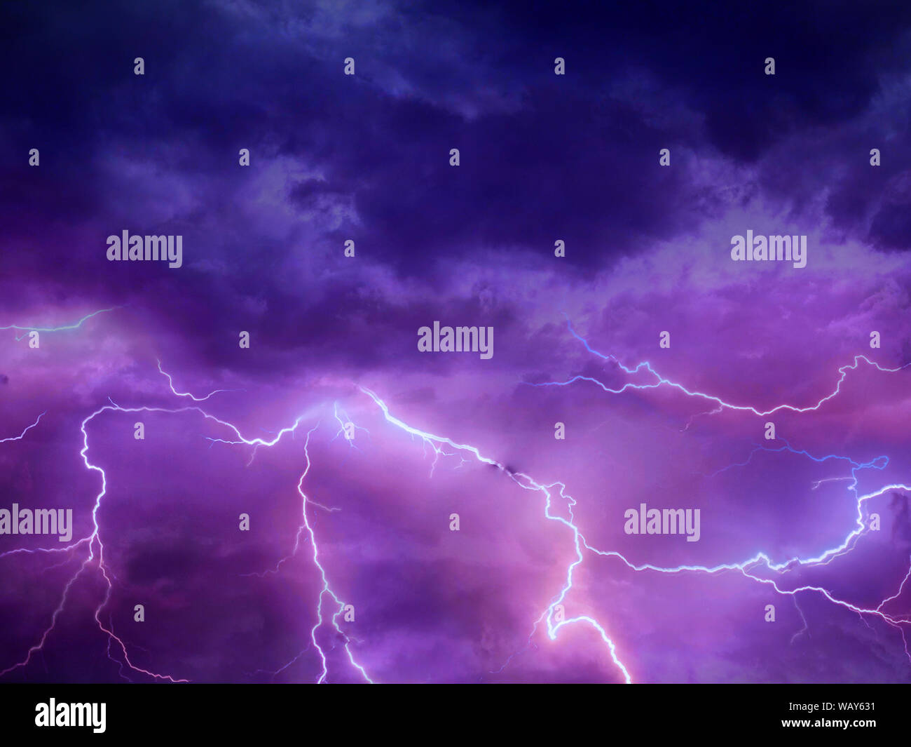 Blitz Gewitter an bewölkten Nachthimmel. Wetter - Stockfoto