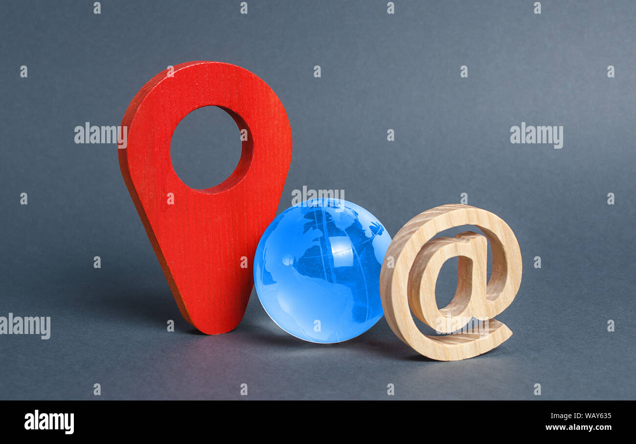 Blauer Globus Planet Erde, e-Mail Symbol und rote Positionsanzeige. Das Konzept einer globalen Kommunikation System und dem Internet der Dinge. Navigation, Stockfoto