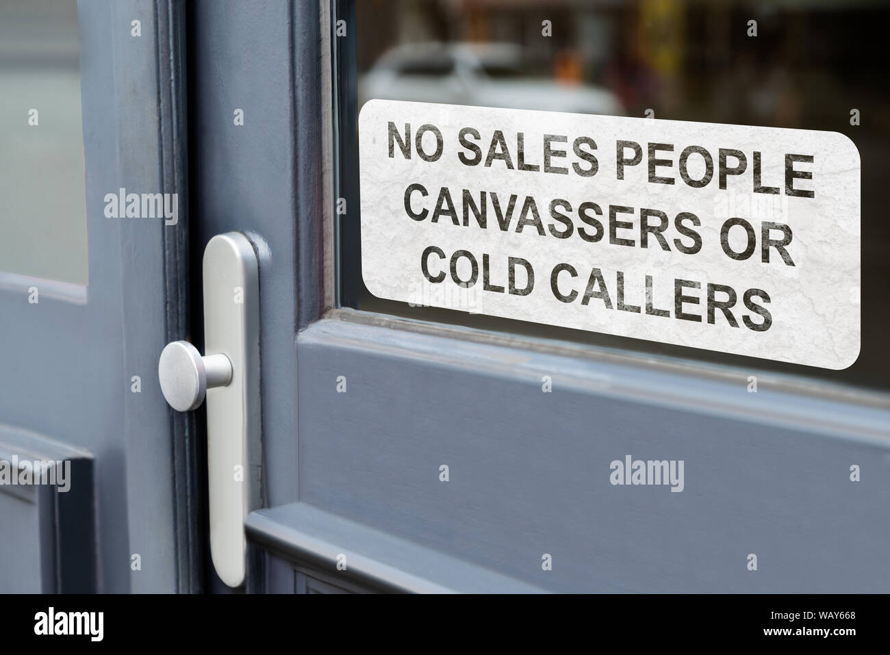 Informationen Vorstand keine Verkäufer kalt Anrufer oder Canvassers Singen auf eine Glastür Stockfoto