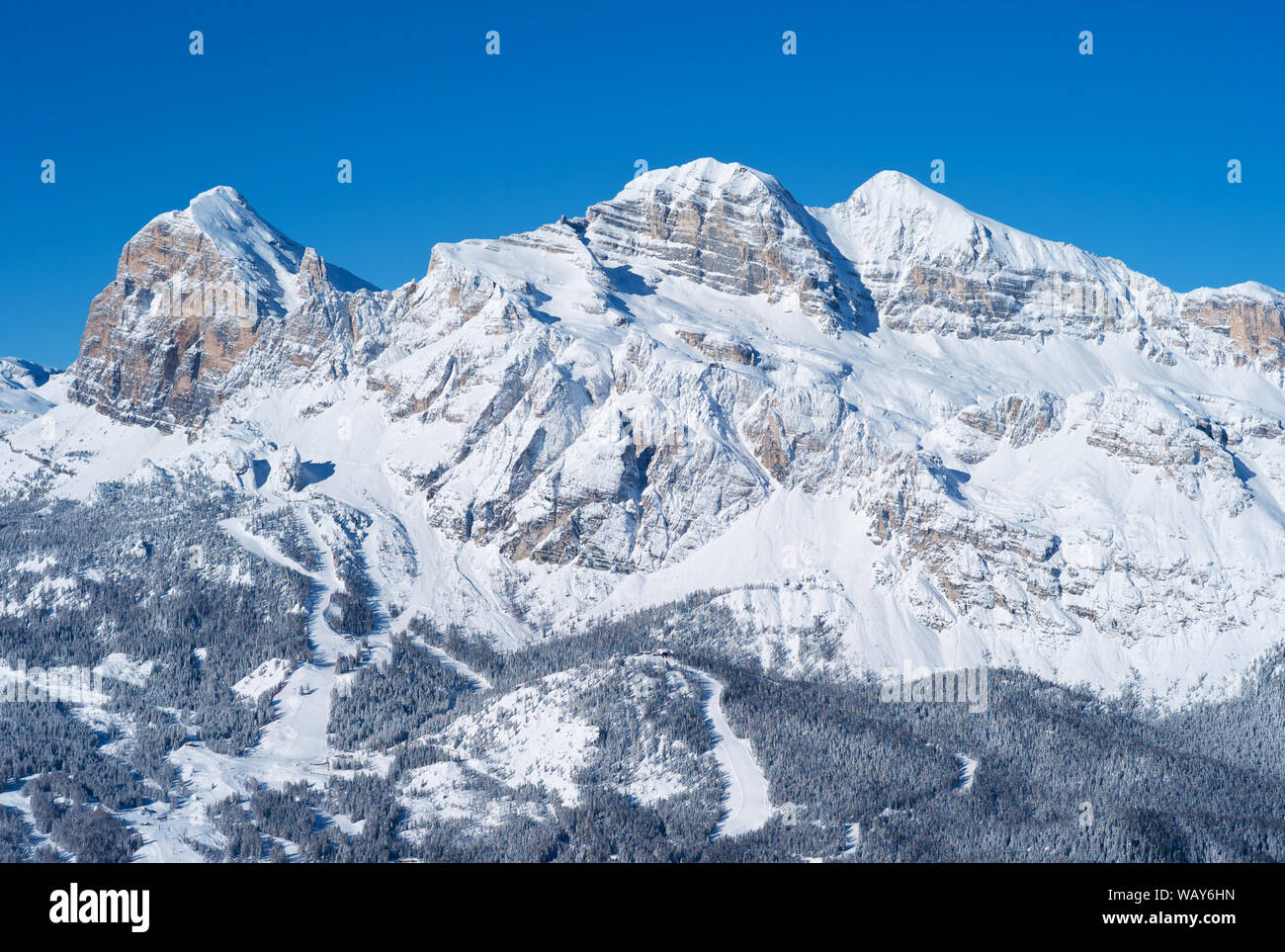 Tofana Peak Mountain Range im Winter mit Schnee bedeckt, die in der italienischen Dolomiten, berühmten Skigebiet Cortina d Ampezzo, Italien Stockfoto