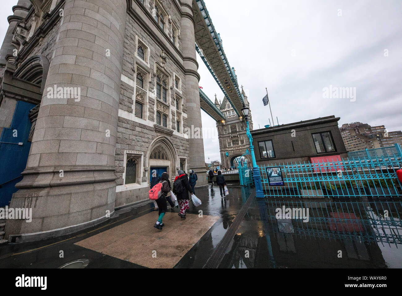 LONDON/ENGLAND - 01. Februar 2018: die Tower Bridge in London, Großbritannien. Sonnenuntergang mit schönen Wolken. Zugbrücke öffnen. Eine der Englischen Symbole. Stockfoto