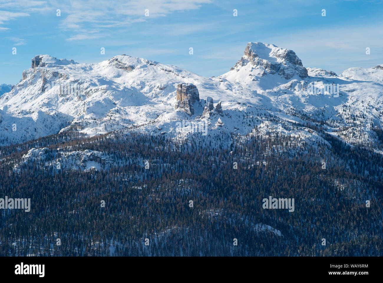 Ein Luftbild der Berge von den Cinque Torri Skigebiet Cortina d Ampezzo in den italienischen Dolomiten Stockfoto