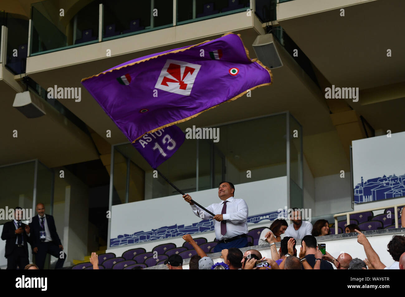 Firenze Italien 22 August 19 Joe Barone Con La Bandiera Della Fiorentina Wahrend Presentazione Nuovo Acquisto Della Fiorentina Franck Ribery Campionato Italiano Di Calcio Serie A Kredit Lps Lisa Guglielmi Alamy Leben Nachrichten Stockfotografie
