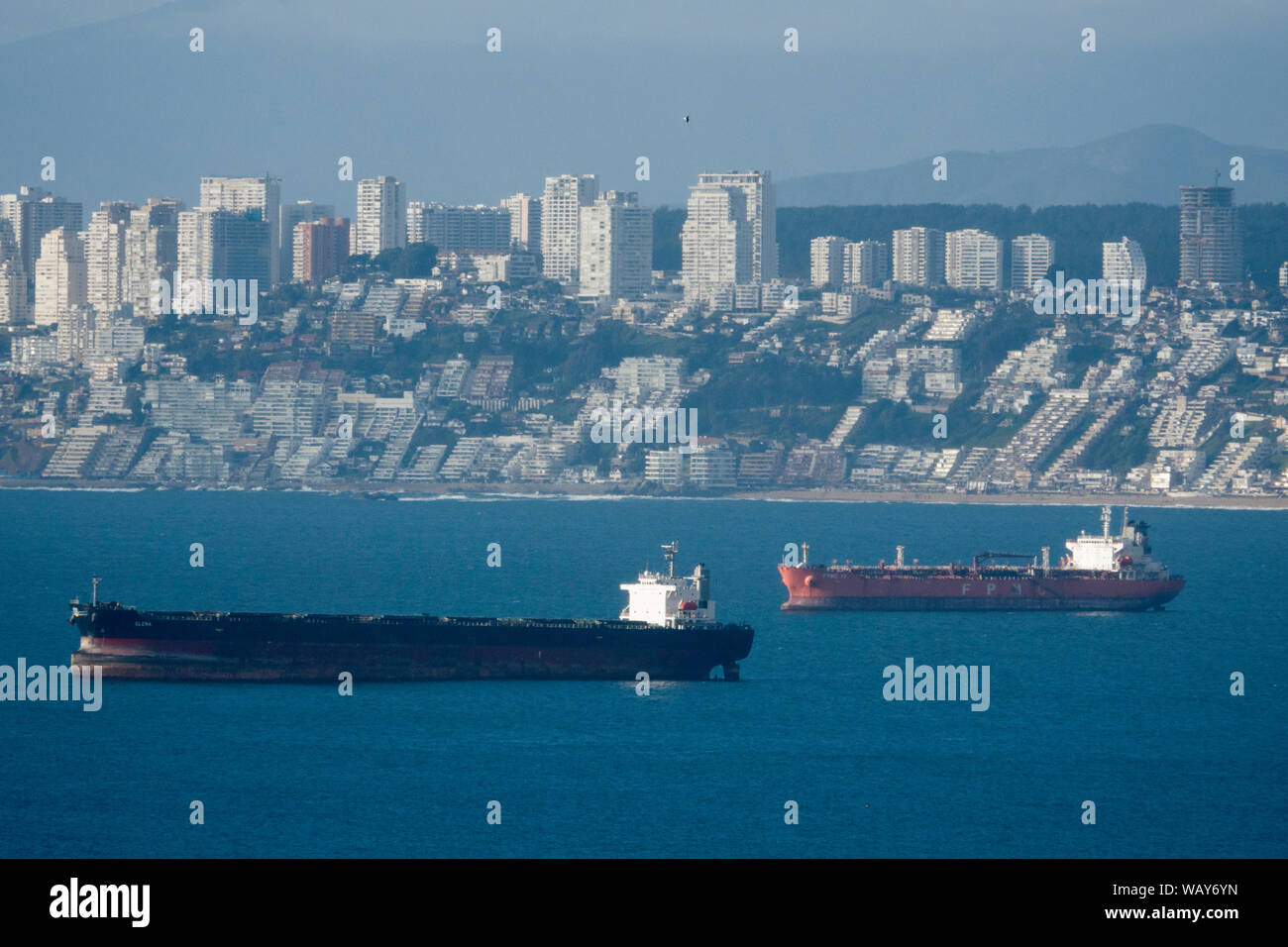 Schiffe verankert warten, um den Hafen von Valparaiso, Chile, Südamerika eingeben Stockfoto