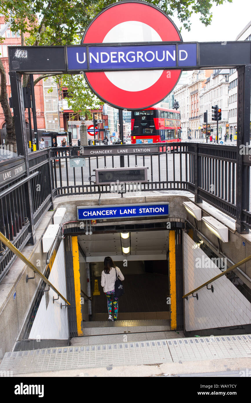 London, UK - August 2019: die Frau in der Londoner U-Bahn im Chancery Lane Station Street level Stockfoto