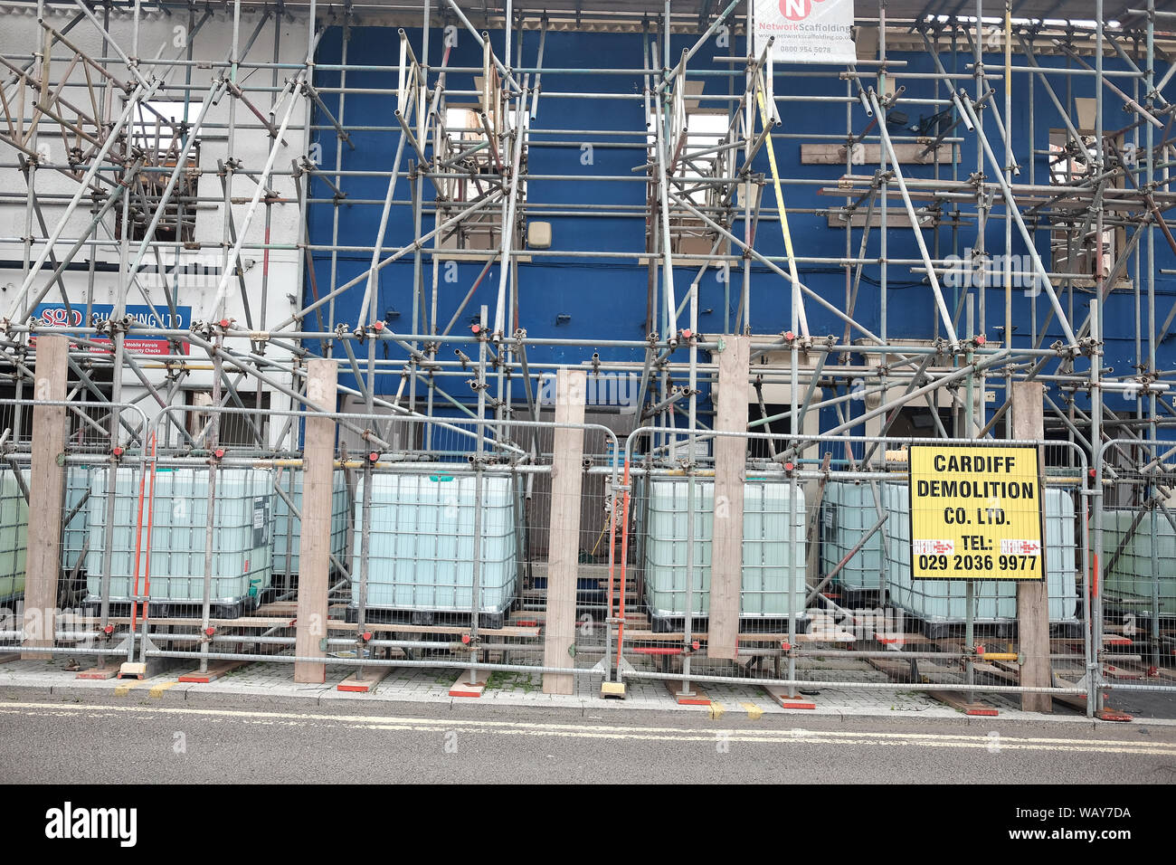 August 2019 - Support System für ein Beibehalten der Wand eines Gebäudes demolieren Stockfoto