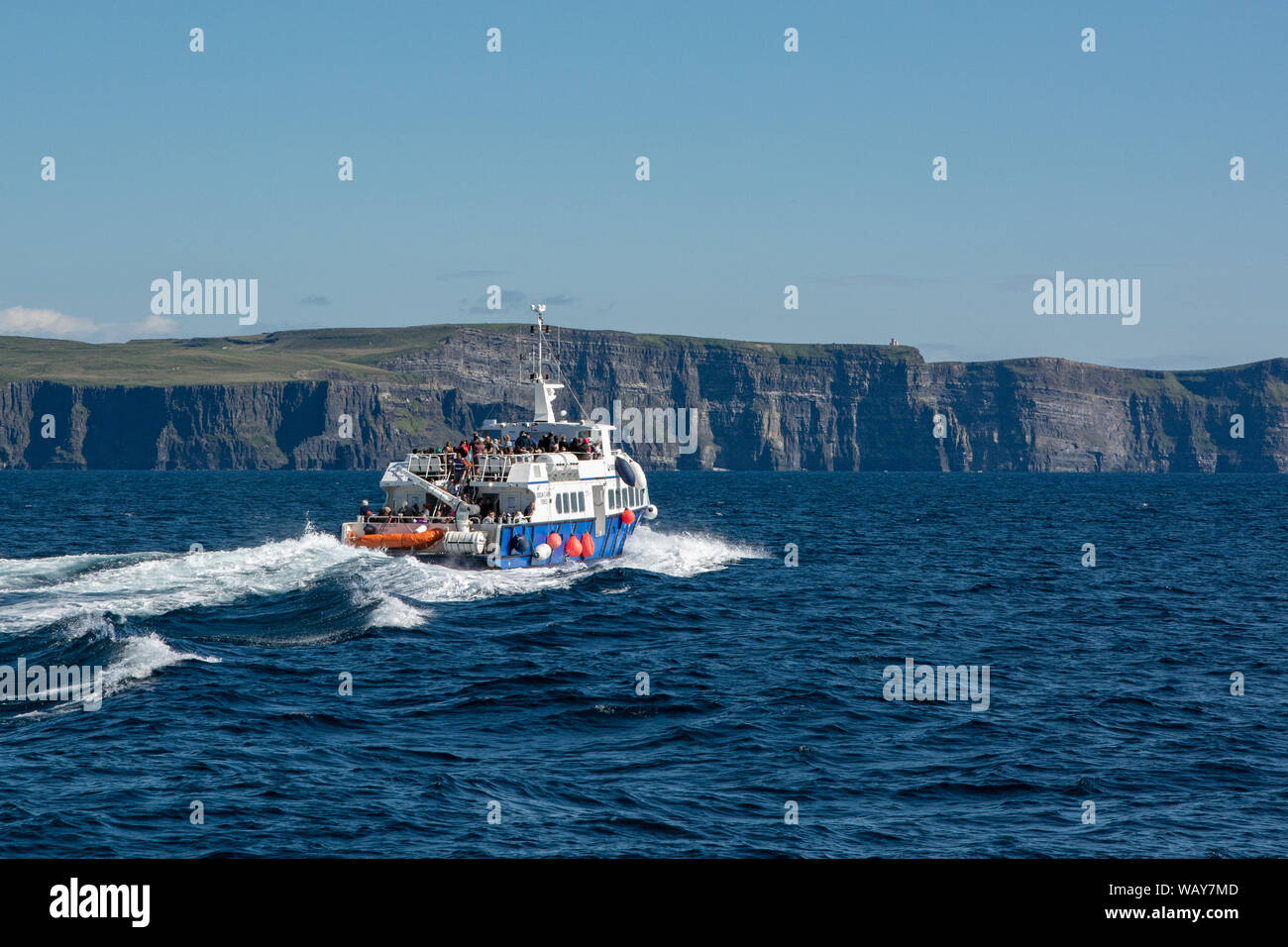 Fähre Tour Boote im Sommer Segeln zwischen Doolin im County Clare und den Aran Inseln, Irland atlantischen Westküste Stockfoto