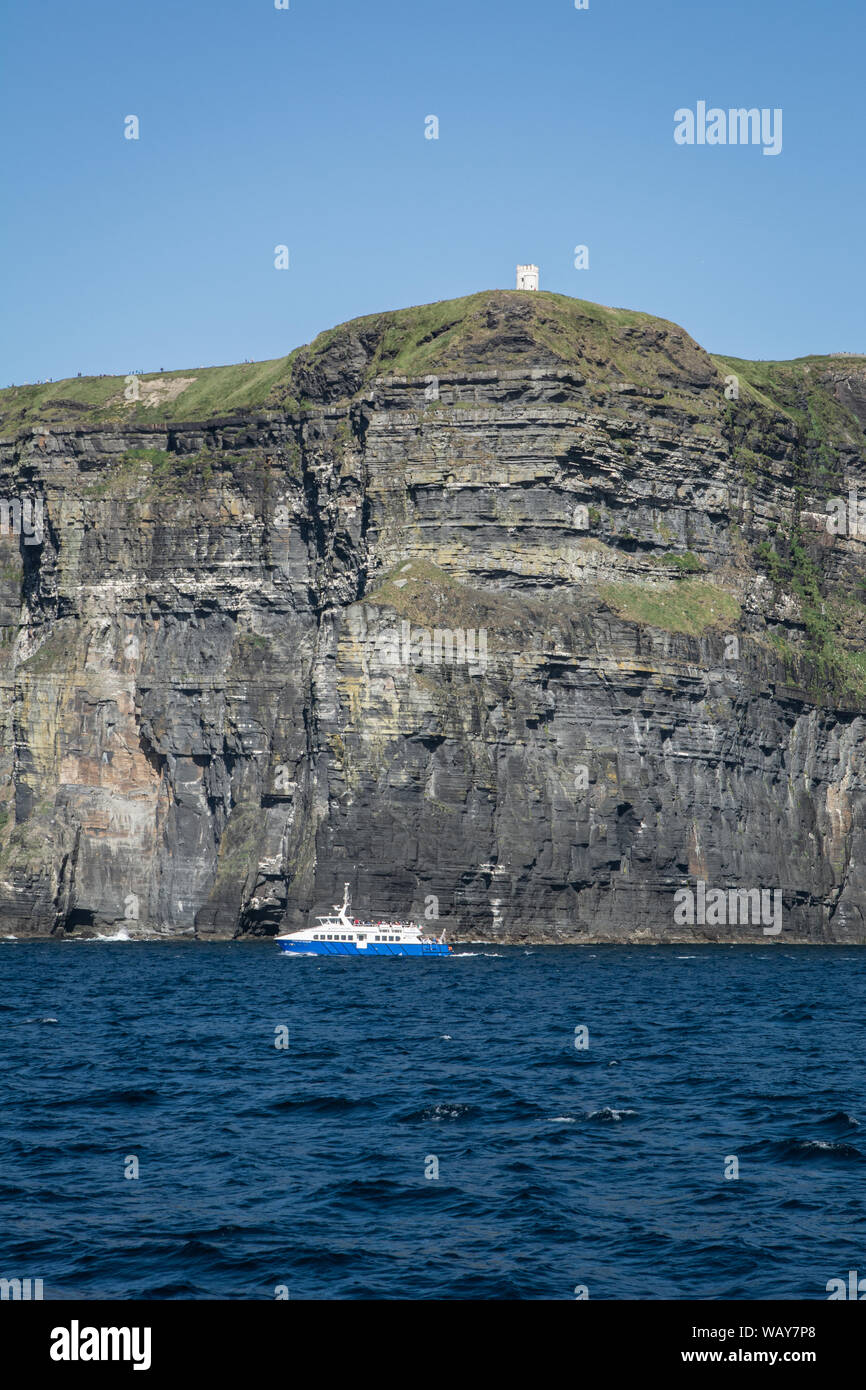 Tour Boot auf eine abendliche Bootsfahrt entlang der Klippen von Moher auf atlantischen Westküste Irlands in der Grafschaft Clare Stockfoto