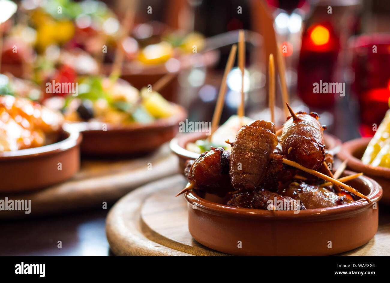 Tapas-Cup mit speckmantel Termine im Fokus bei einer Tapas-Bar Stockfoto