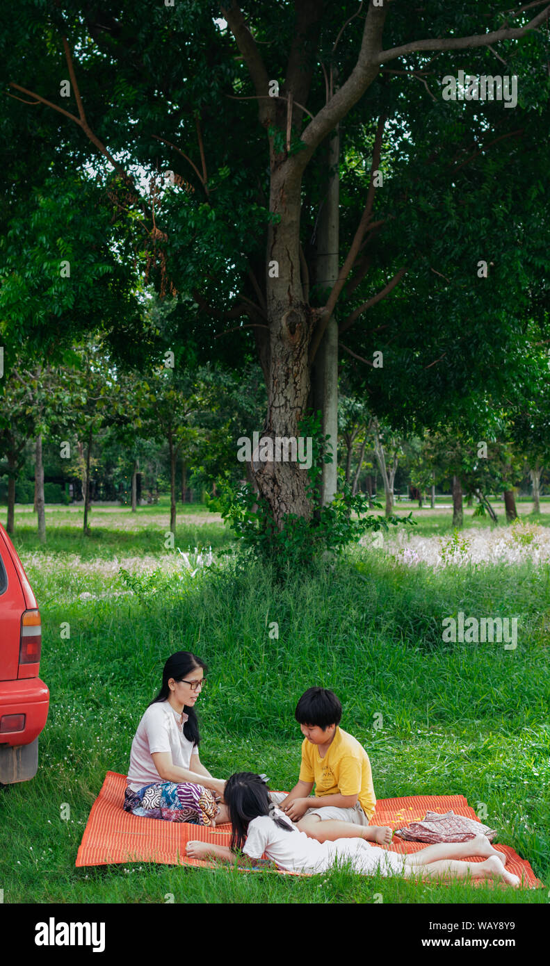 Mutter und Kind entspannt auf Picknick Wochenende Stockfoto