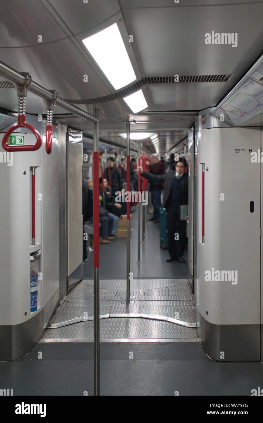 Fahrgäste in der U-Bahn Auto, Hong Kong, China Stockfoto