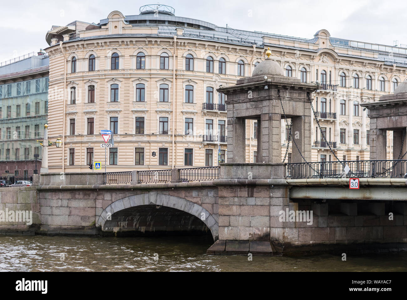 Eine der vier rustiziert Dorischen Pavillons mit kleinen gewölbten Deckeln der Lomonossow Brücke über den Fluss Fontanka ist das am besten erhaltene der Überragte mo Stockfoto