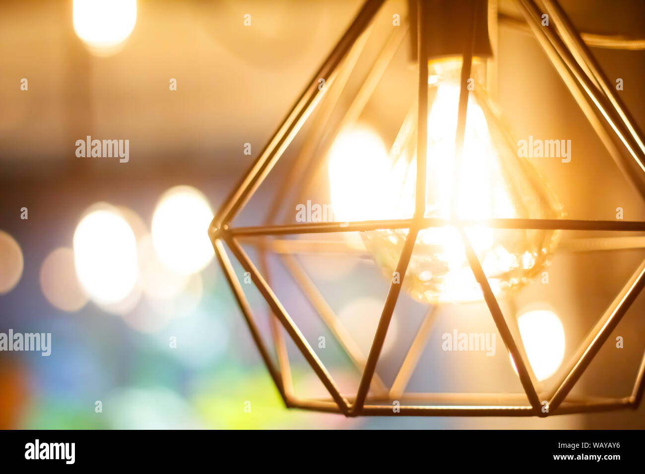 In der Nähe von glühenden sphärischen Retro Vintage Glühlampe Edison hängenden Glühbirne gegen den Hintergrund unscharf andere Lampen, selektiven Fokus Stockfoto