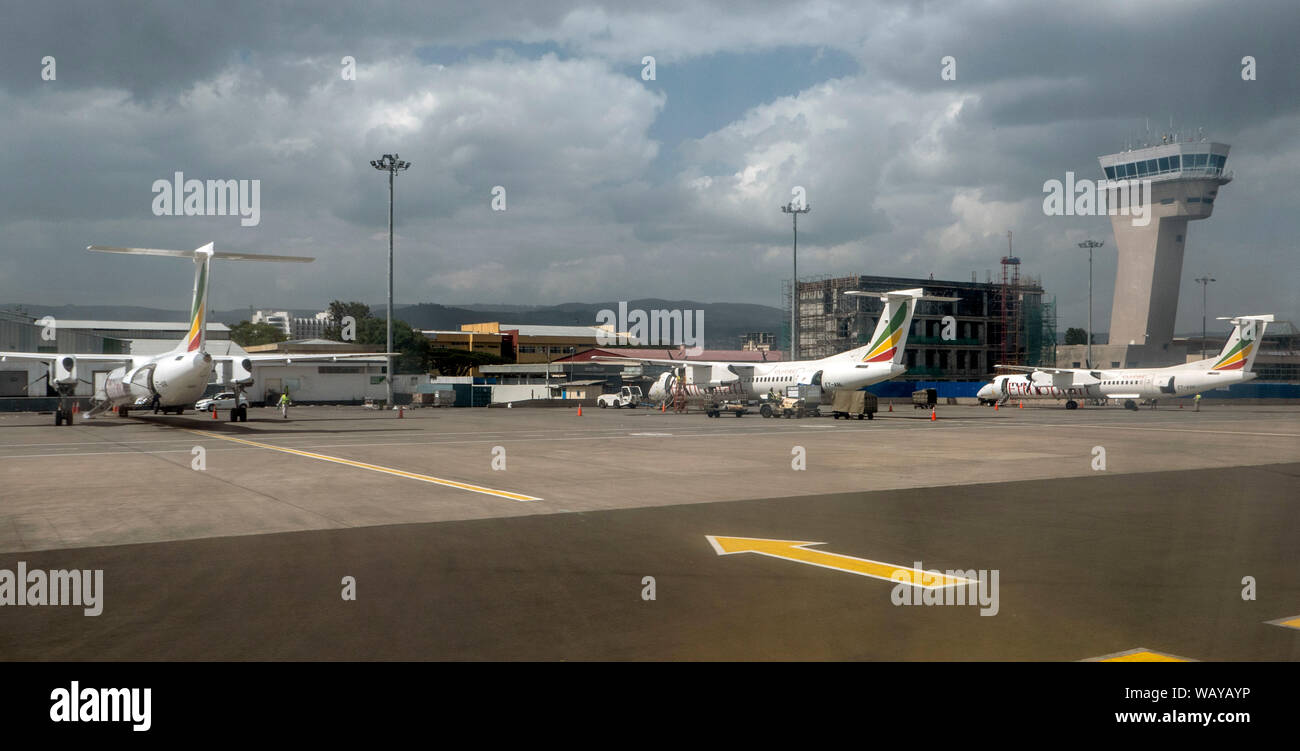 Dash 8 Flugzeuge geparkt Addis Abeba Bole International Airport Äthiopien Stockfoto