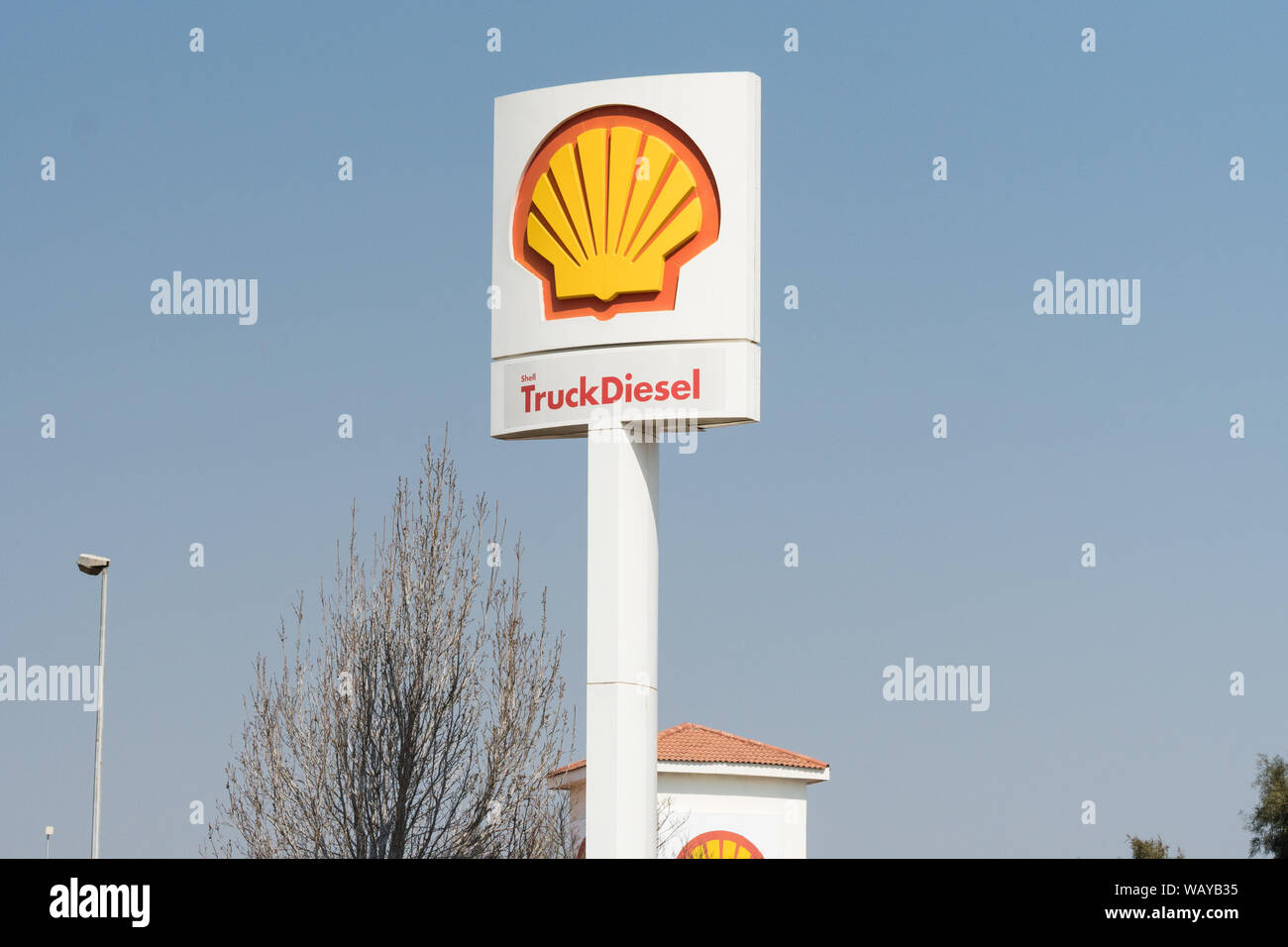 Shell Zeichen, Schilder oder Schild mit Lkw und Diesel Text vor blauem Himmel in Johannesburg, Gauteng, Südafrika Stockfoto